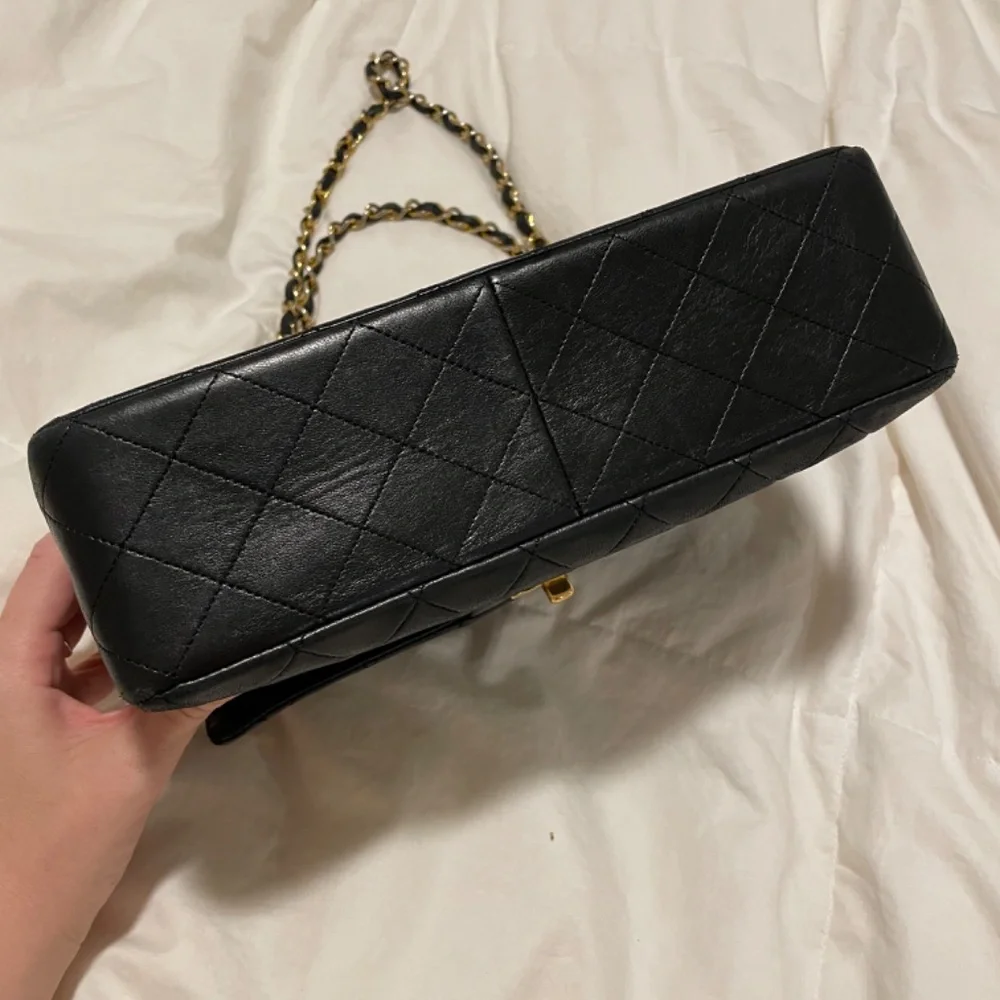 CHANEL 1990 Vintage Lambskin Quilted Medium Double Flap Black Handbag - Picture 2 of 10